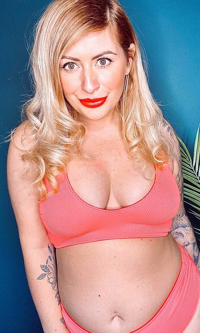 Curvy british milf loves to pose and tease — 30